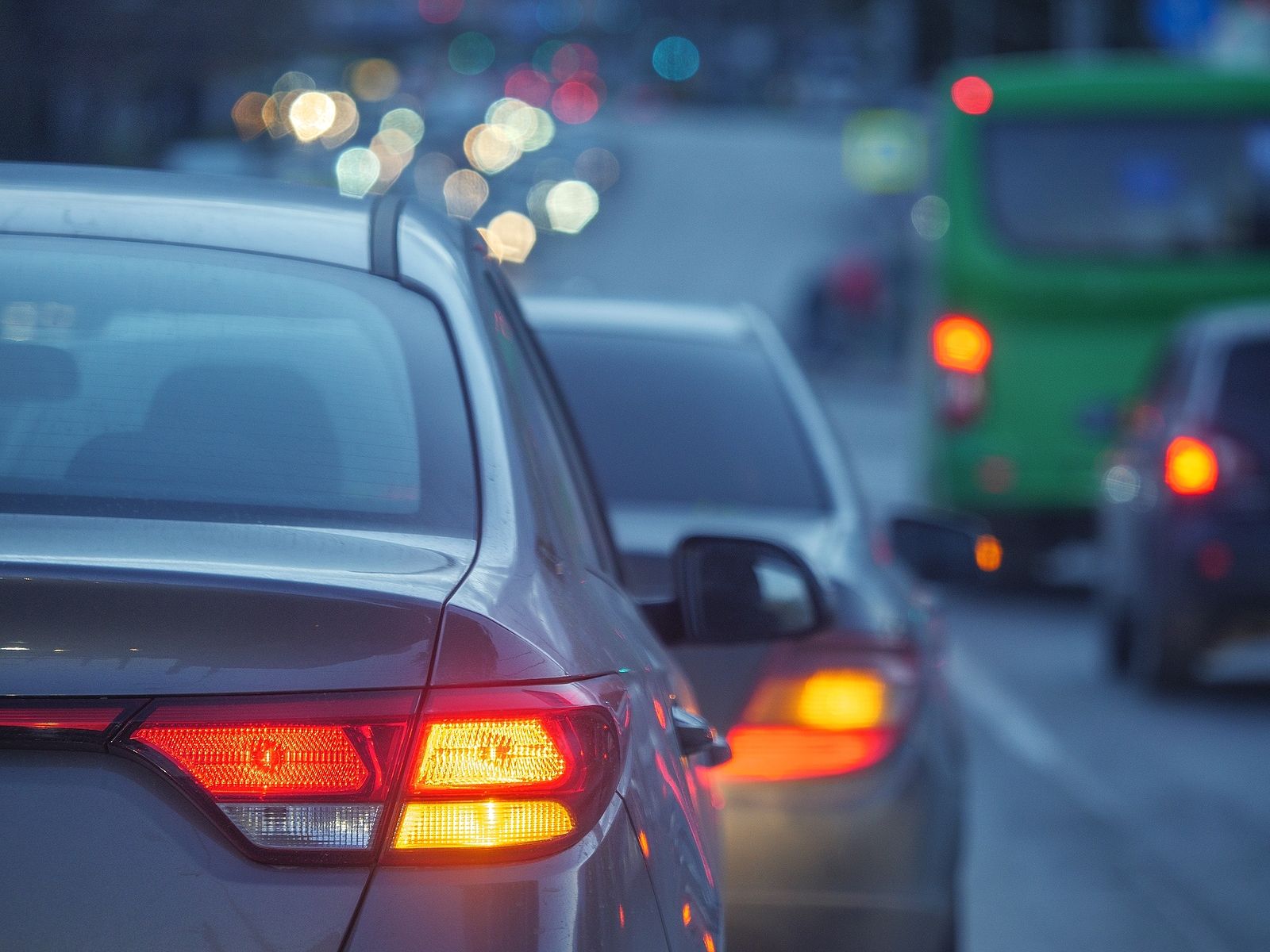 La DGT aclara cuándo es obligatorio llevar encendidas las luces del coche