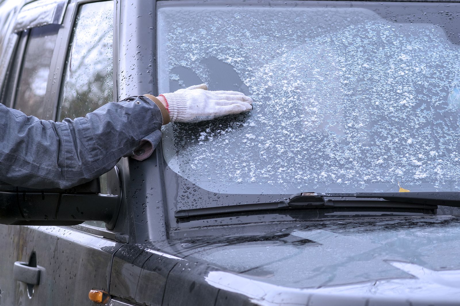 6 consejos para eliminar el hielo del parabrisas de tu coche