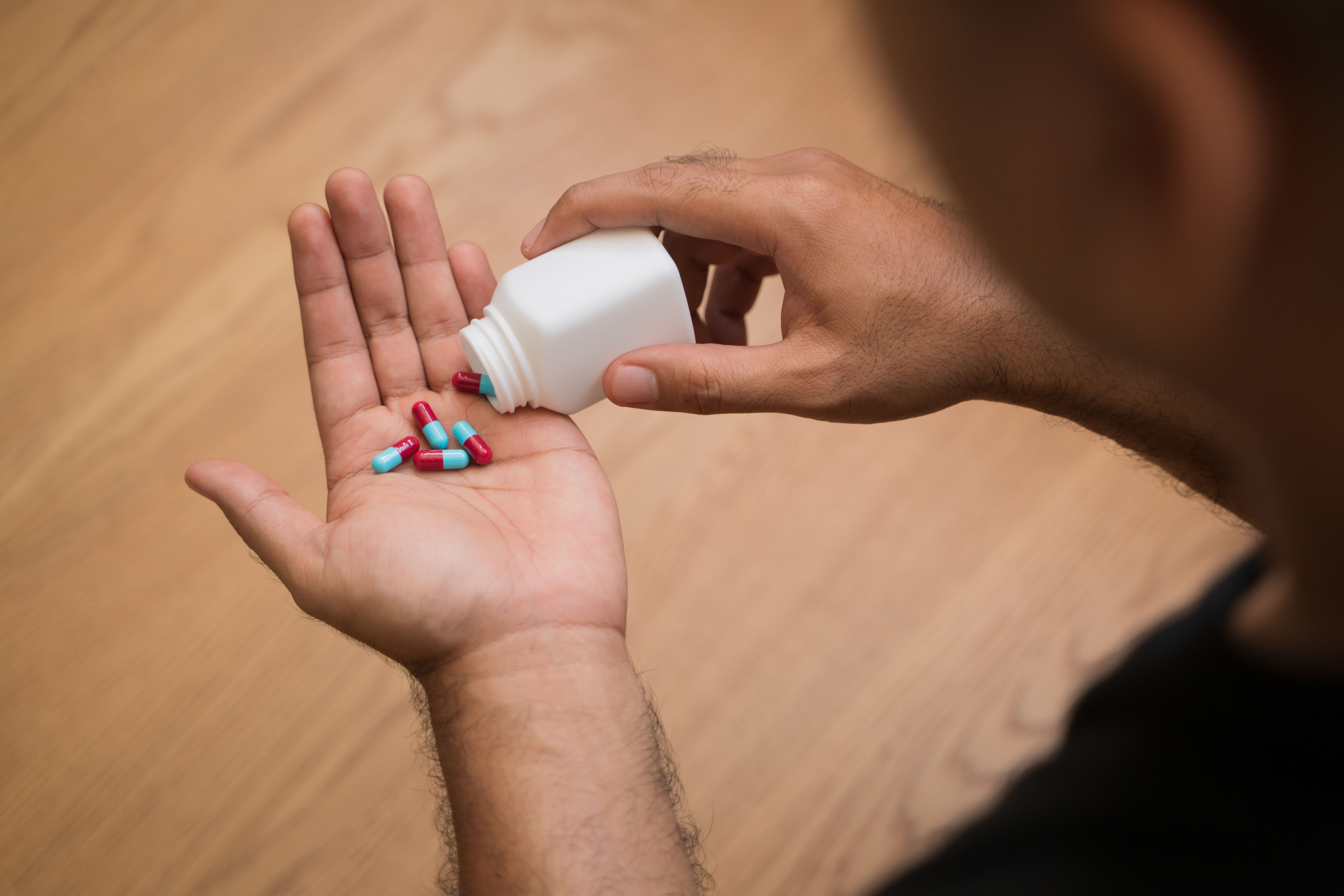 ¿Se puede reducir el número de medicamentos que toman las personas mayores?