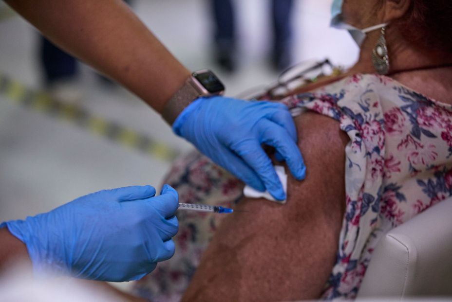 Efecto vacuna: las residencias registraron 5.083 muertes en 2021, frente a las 25.797 de 2020