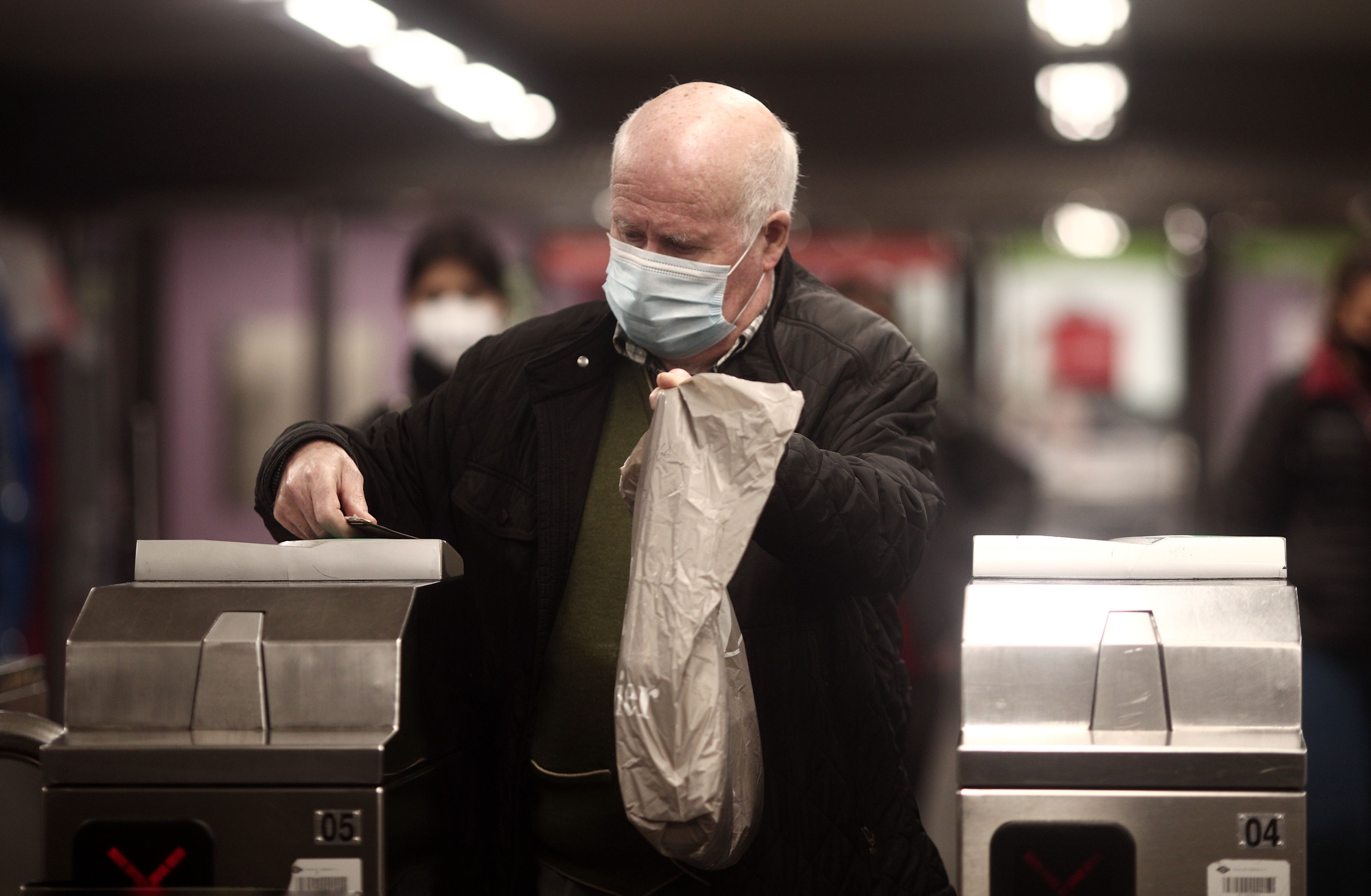 'Gripalización' del Covid: ¿mascarilla para mayores, vacuna para vulnerables y adiós a los test?