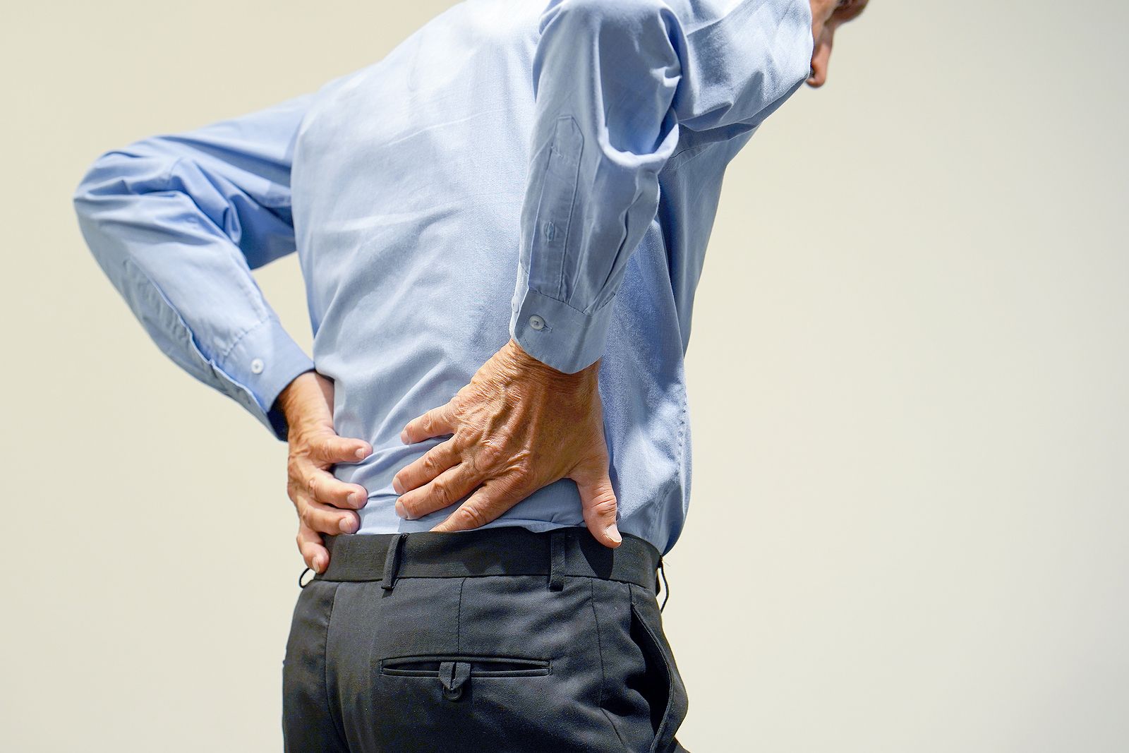 Los mejores consejos para evitar el dolor cervical y lumbar