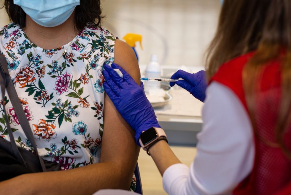 Se necesitan hasta 14 días desde la segunda dosis para la máxima protección de la vacuna. Foto: Europa press