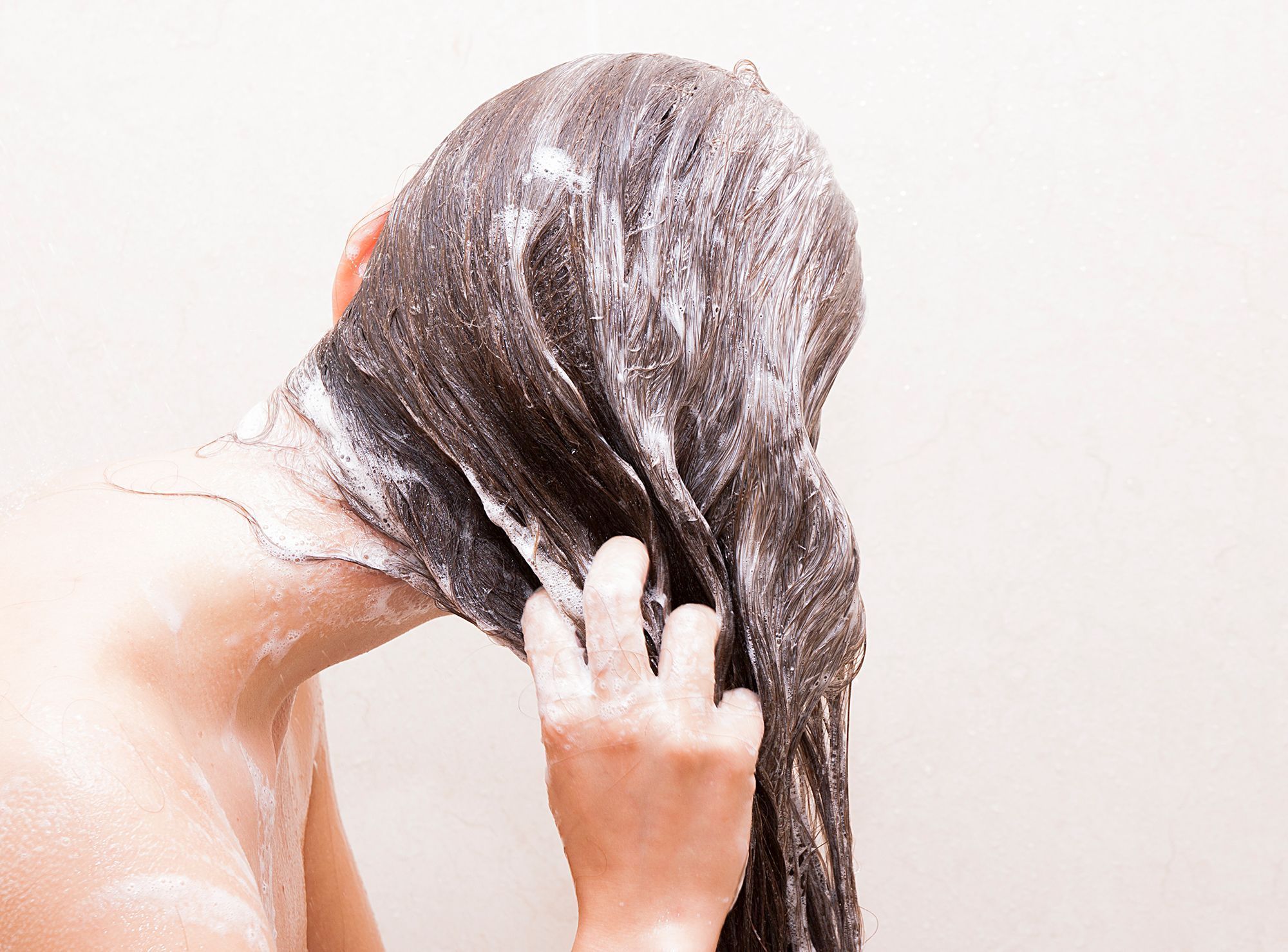 Picores en el cuero cabelludo: a qué se deben y cómo evitarlos