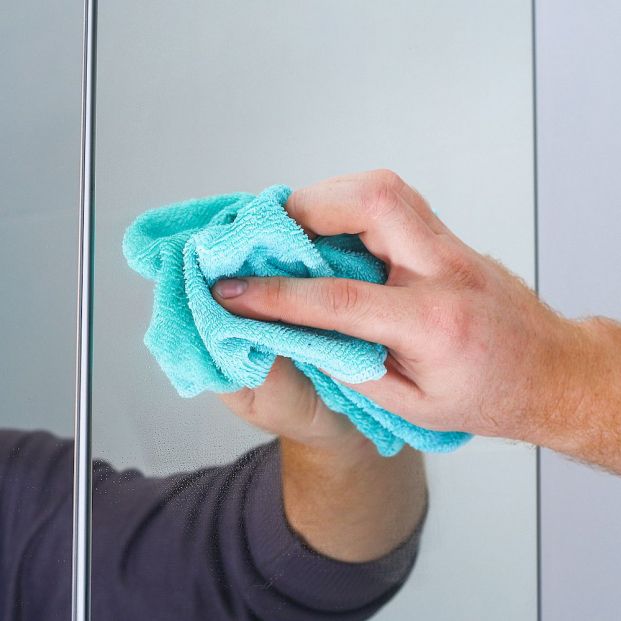 Lo estás haciendo mal: así tienes que limpiar los espejos para que no queden marcas