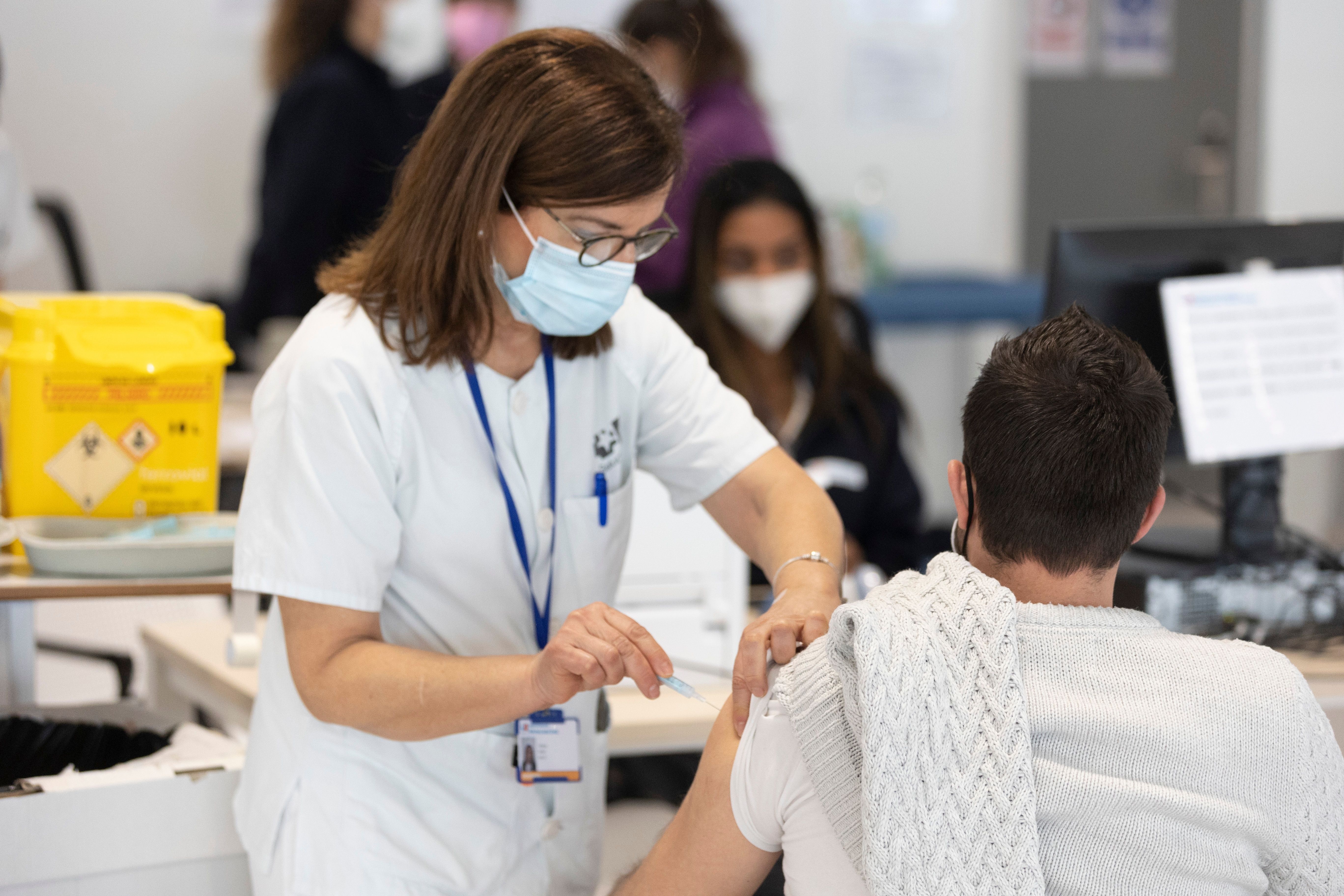 Sanidad amplía la dosis de refuerzo a los mayores de 18 y dará una cuarta a los inmunodeprimidos