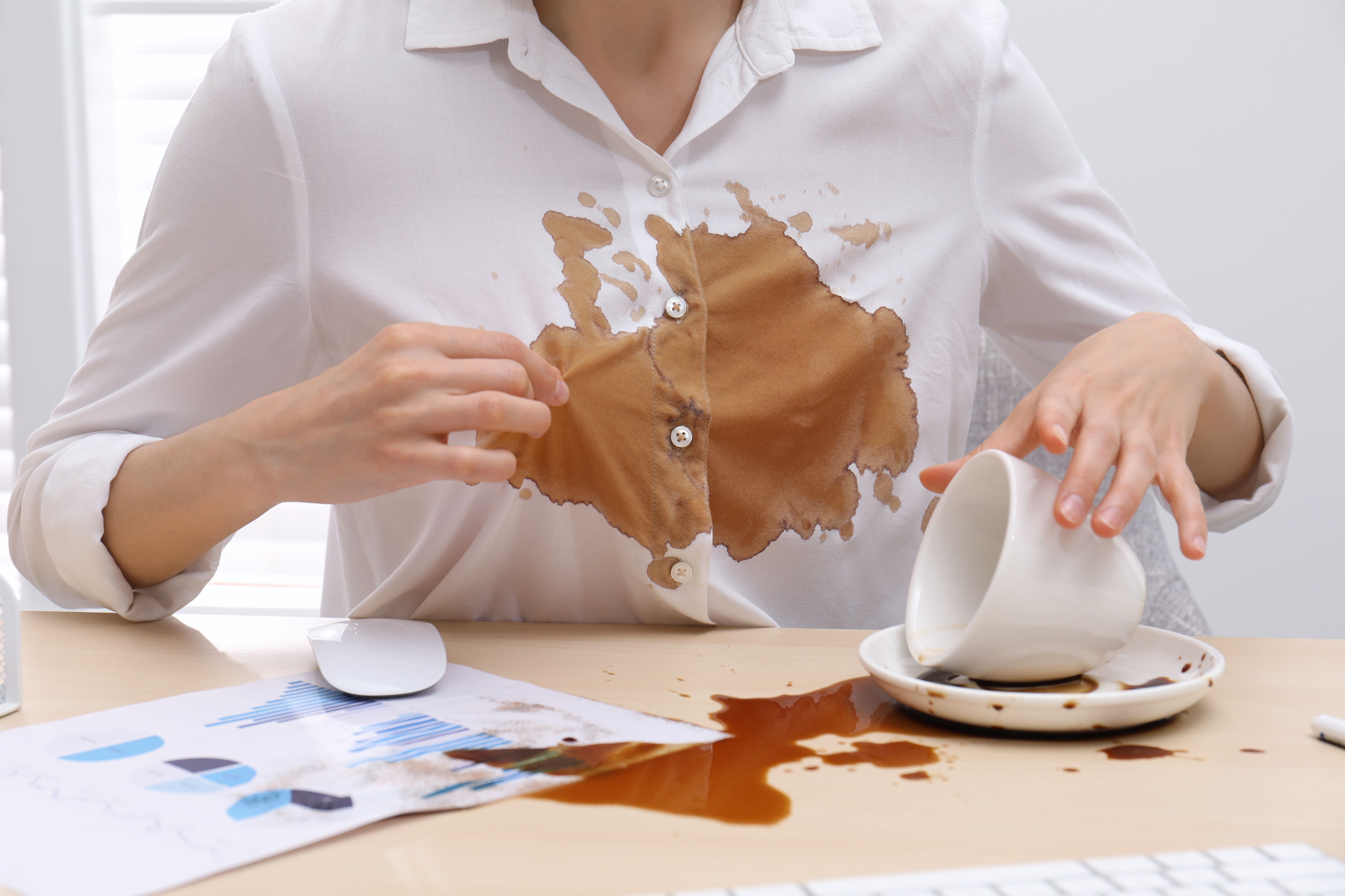 Trucos para eliminar las manchas de café de la ropa. Foto: Bigstock