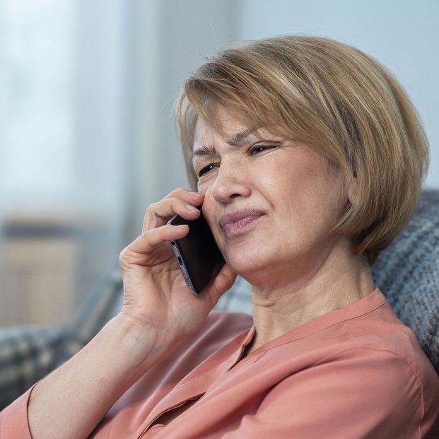 mujer al teléfono llamada estafa