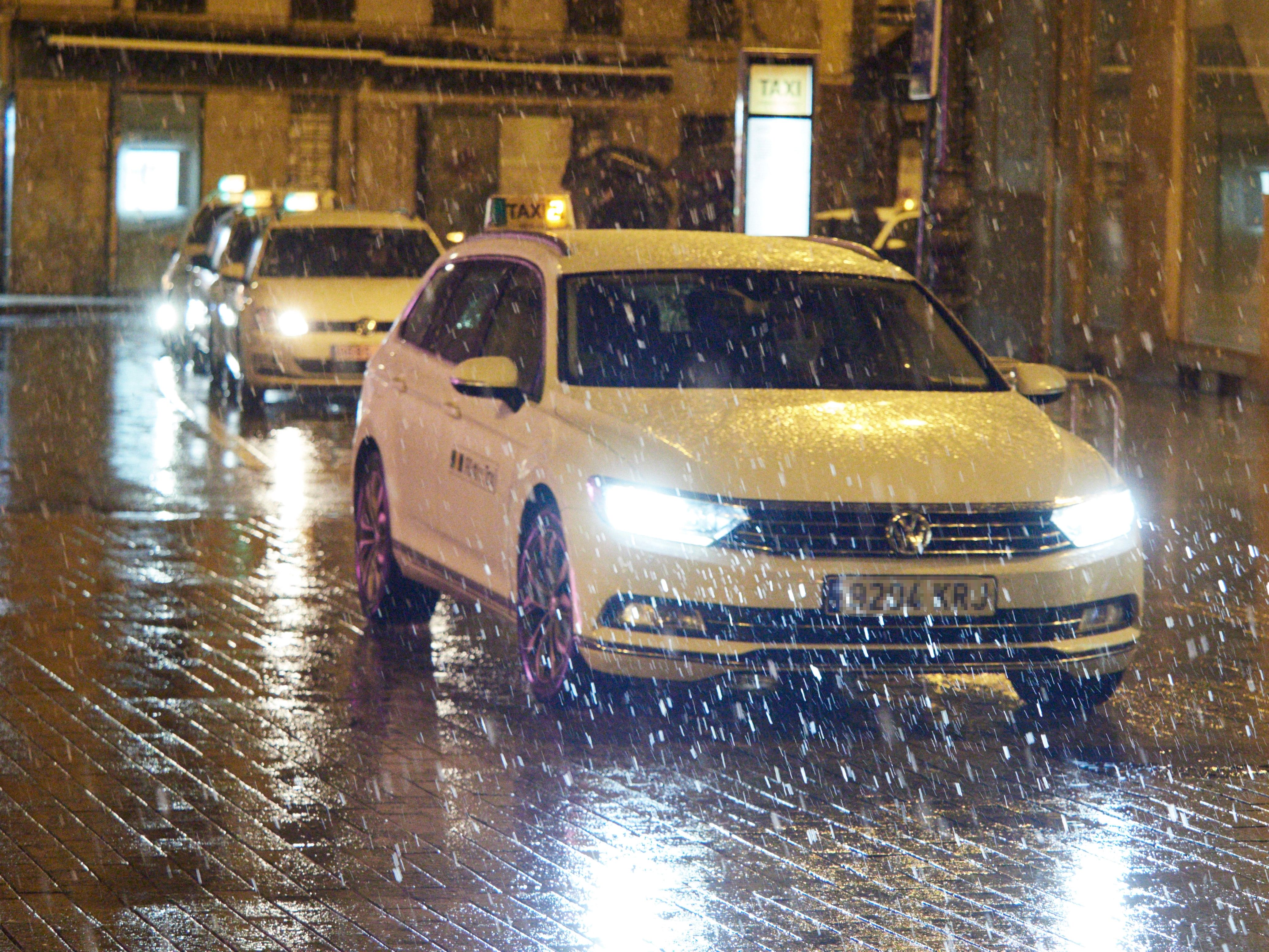 La Guardia Civil explica cómo conducir con lluvia intensa