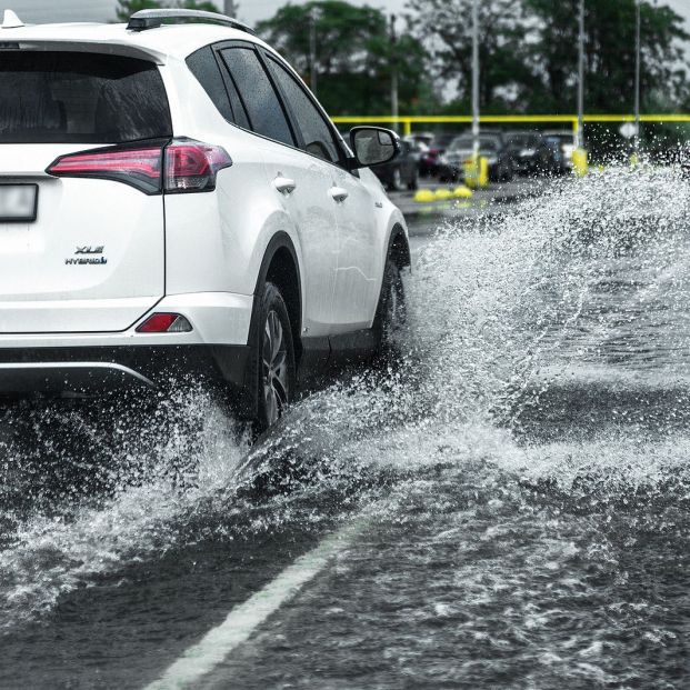 coche lluvia intensa