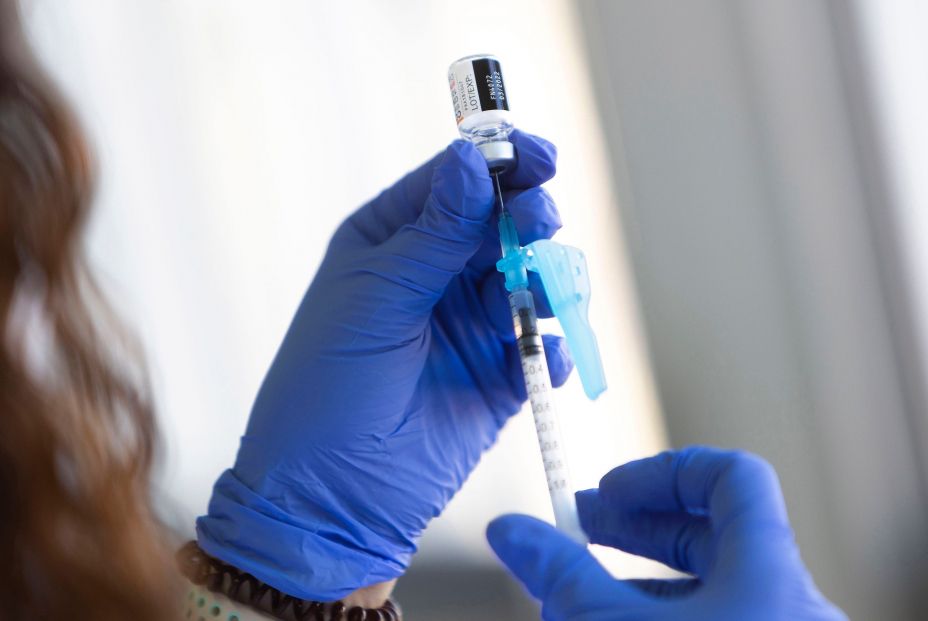 La sanción asciende a 100 euros mensuales hasta que se inyecten la primera dosis de la vacuna. Foto: EuropaPress