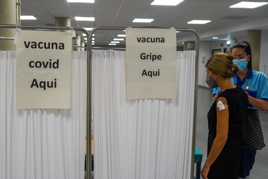 Moderna planea lanzar una vacuna universal contra covid y gripe en 2023