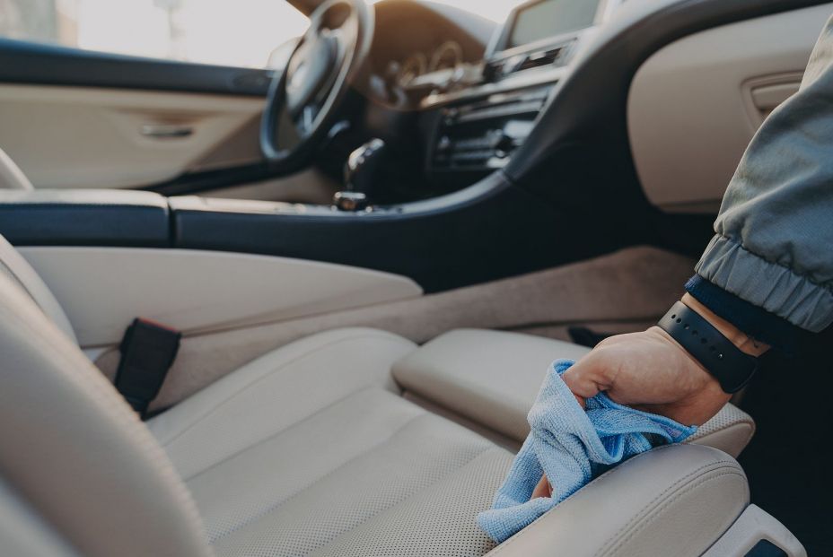 Así puedes dejar la tapicería del coche como nueva