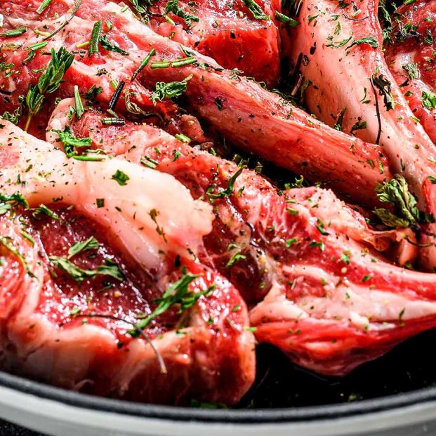 chuletas de cordero al ajo cabañil. Foto: Bigstock