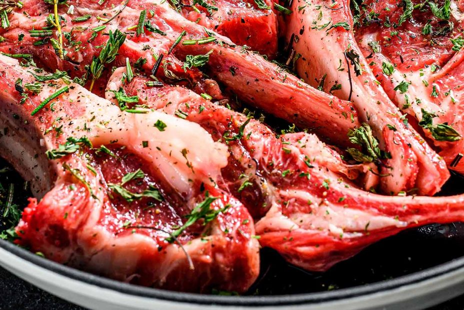 chuletas de cordero al ajo cabañil. Foto: Bigstock