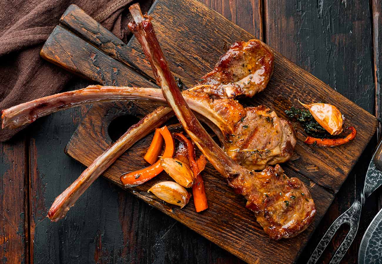 Chuletas de cordero al ajo cabañil. Foto: bigstock