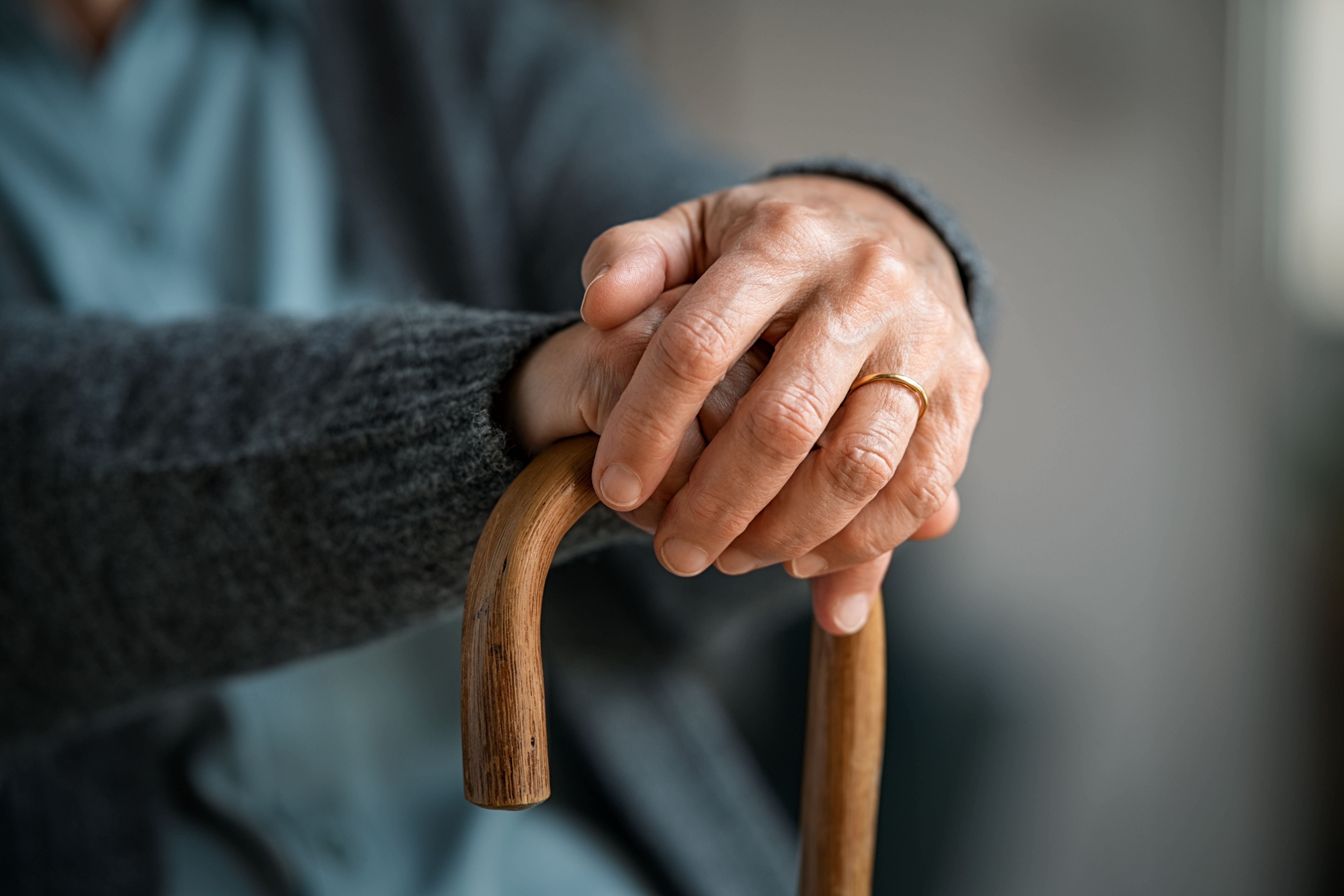 Fuenlabrada pone la inteligencia artificial al cuidado domiciliario de las personas mayores. Foto: Bigstock