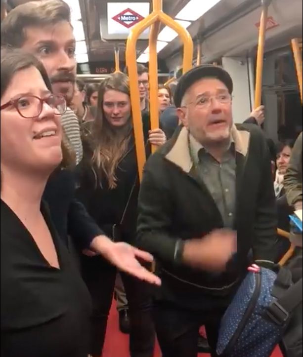 ¿Joven con muletas, embarazada o mayor? La surrealista escena por un asiento en el Metro