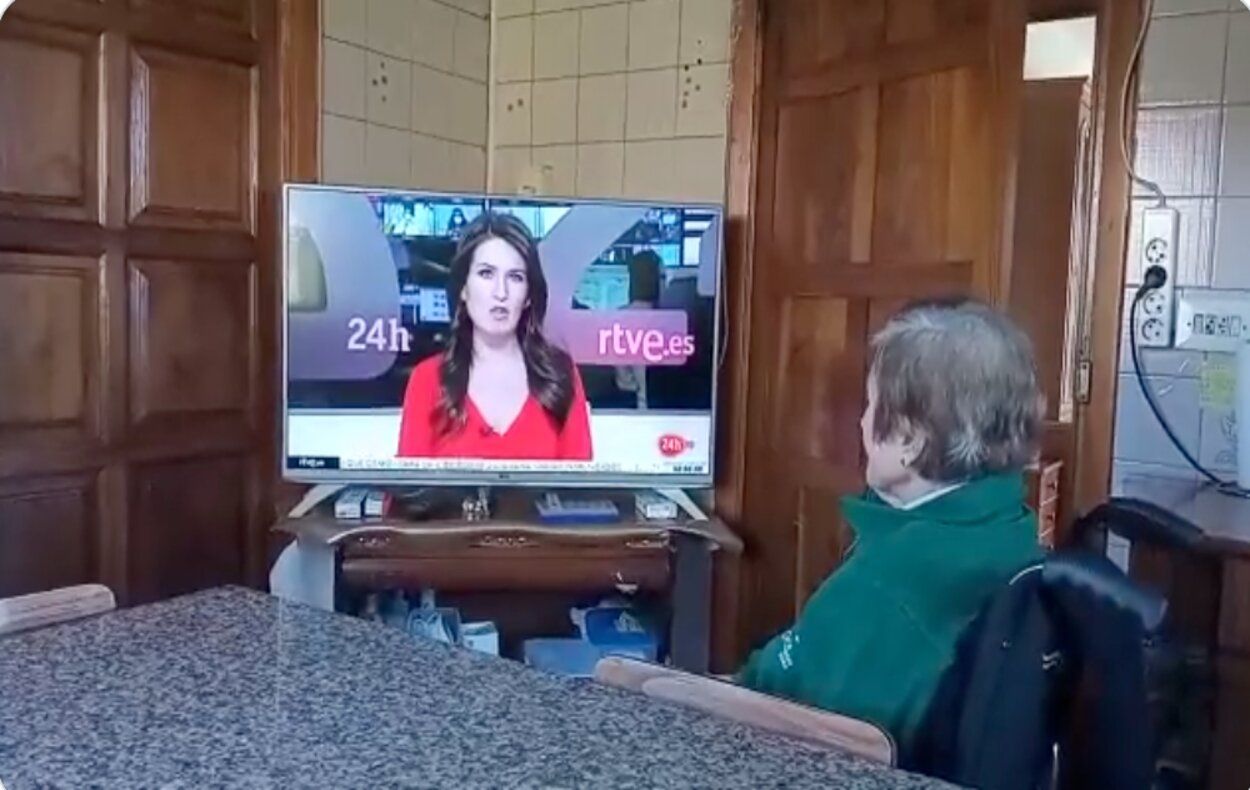 VÍDEO: Una periodista de RTVE comparte el tierno momento de su abuela "pegada a la pantalla"