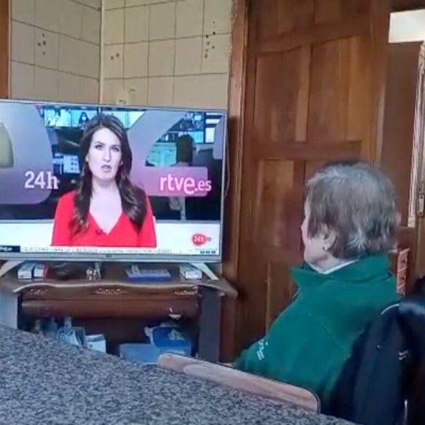 VÍDEO: Una periodista de RTVE comparte el tierno momento de su abuela "pegada a la pantalla"