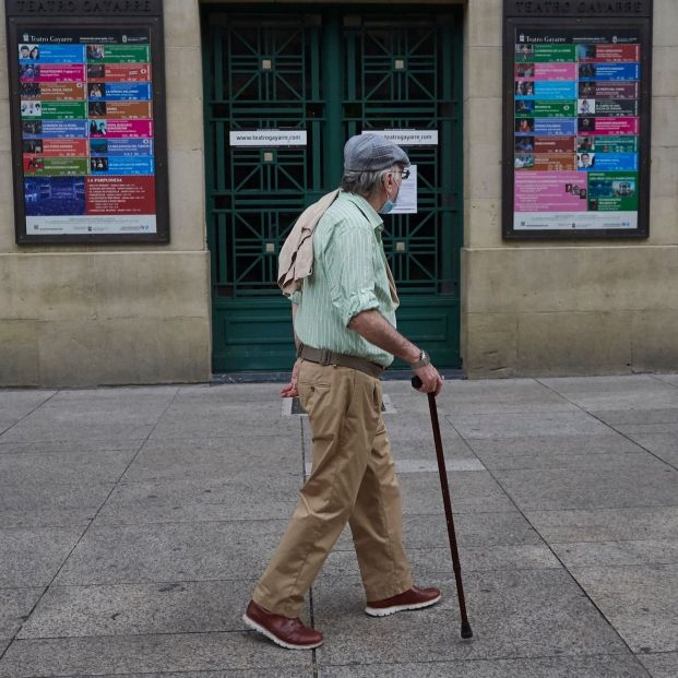 hombre mayor pasea navarra