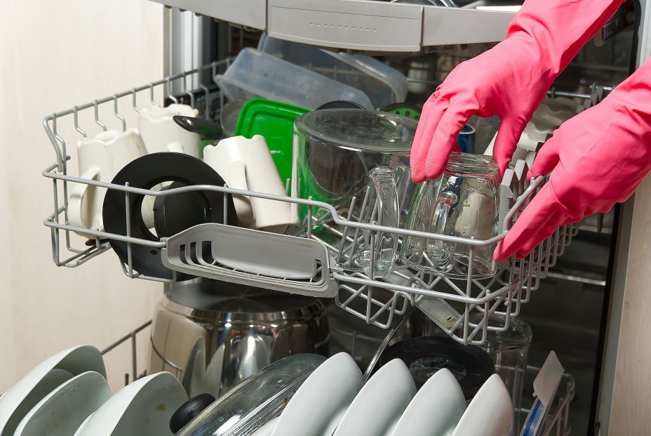 Elimina las manchas blancas de cal en los vasos