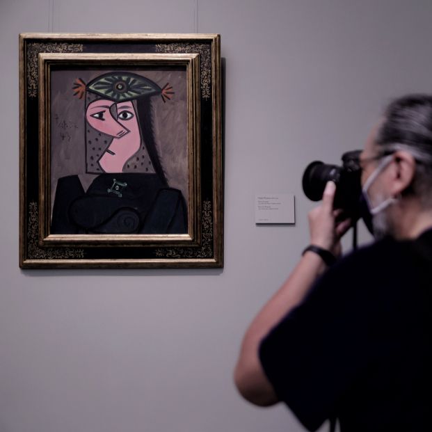 EuropaPress 3847654 hombre realiza fotografia obra busto mujer 43 pablo picasso dia