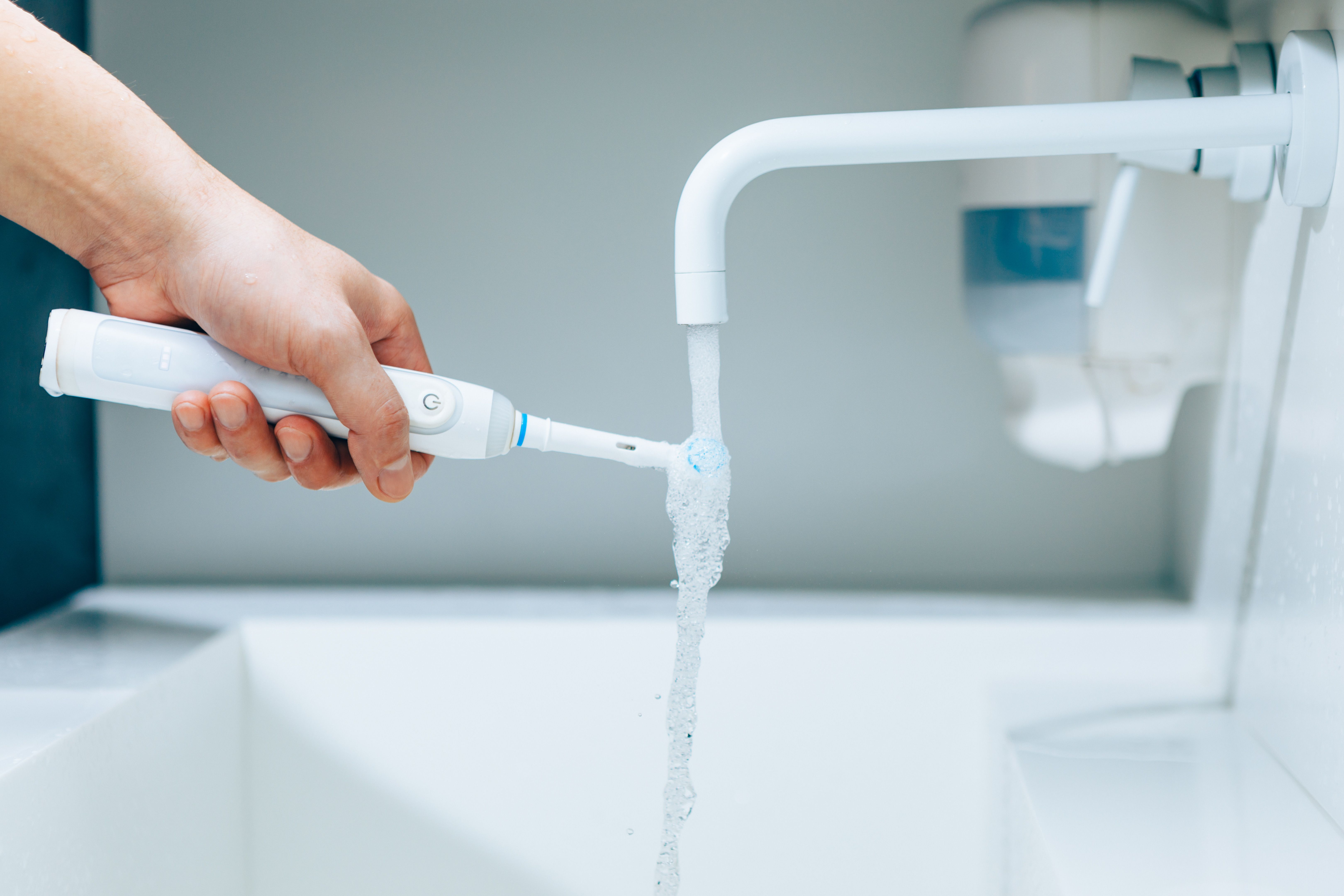 Cinco errores que cometemos al usar el cepillo de dientes eléctrico