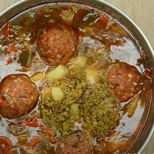 Guiso de pollo o pava con pelotas, receta murciana tradicional