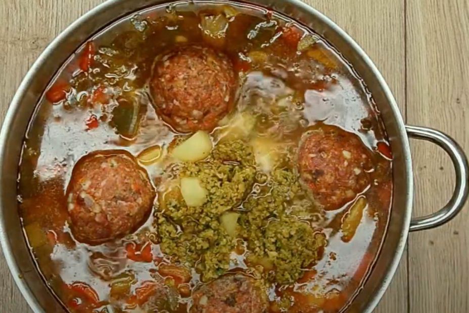 Guiso de pollo o pava con pelotas, receta murciana tradicional