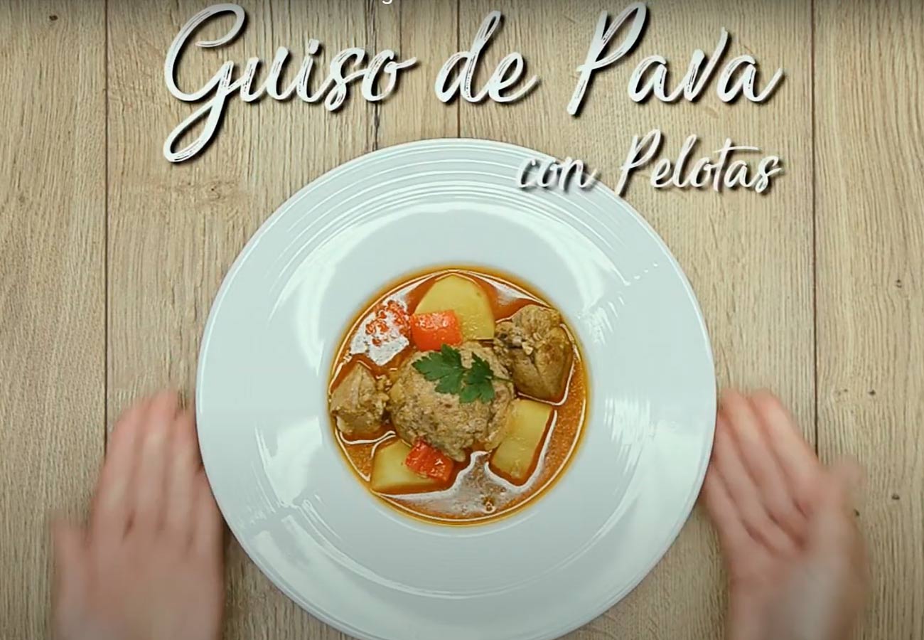 Guiso de pollo o pava con pelotas, receta murciana tradicional. Foto: Murcia turística