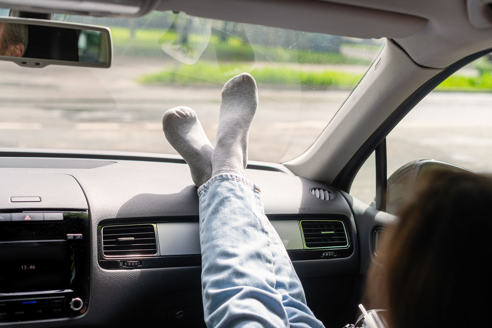 Esta es la multa por viajar con los pies en el salpicadero del coche