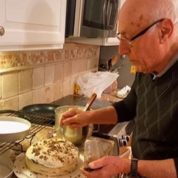Papa Rudy, el hombre de 91 años que se ha convertido en el pastelero oficial de su familia