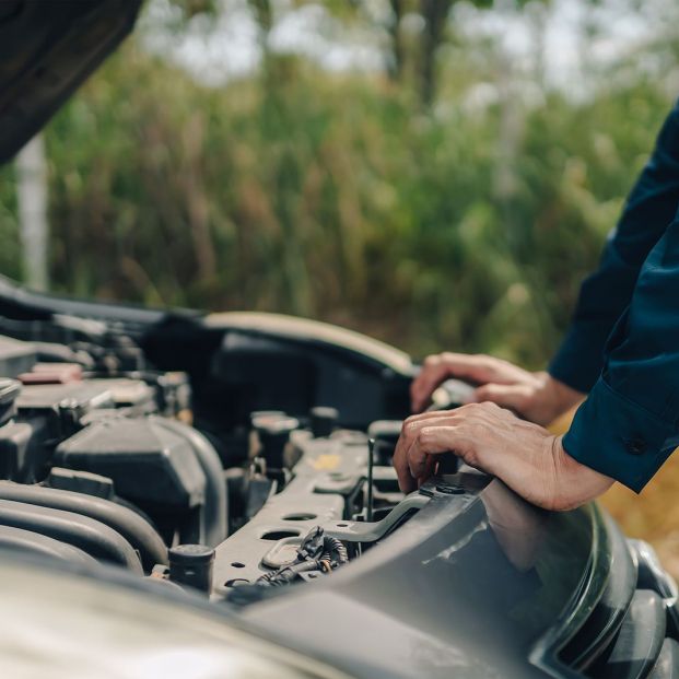 arreglando fallo motor coche