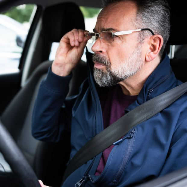 El aviso de la DGT para los conductores que usan gafas o lentillas