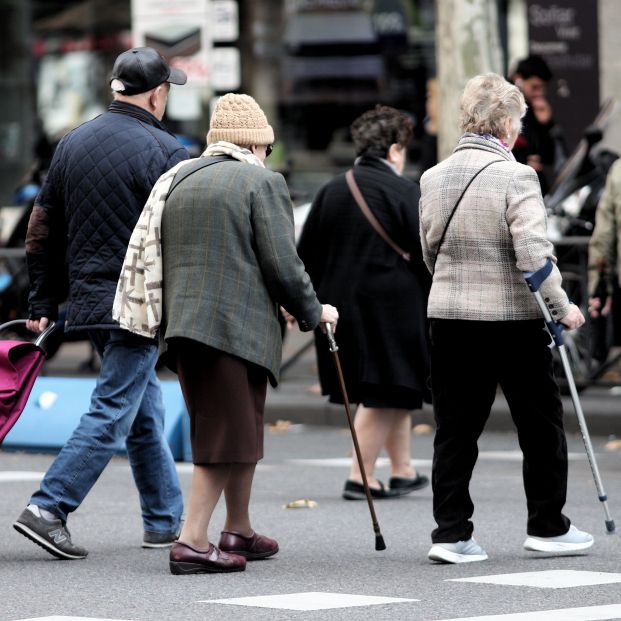 La DGT lanza 'Itinerarios', un manual para mejorar la seguridad de los mayores como peatones
