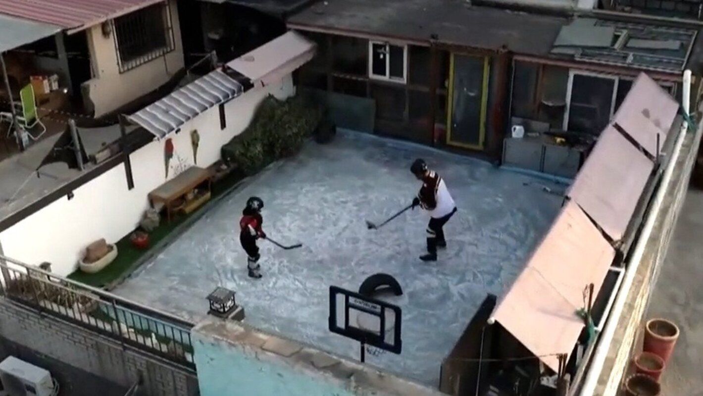 Un hombre de 66 años construye en su terraza una pista de hockey para jugar con su nieto