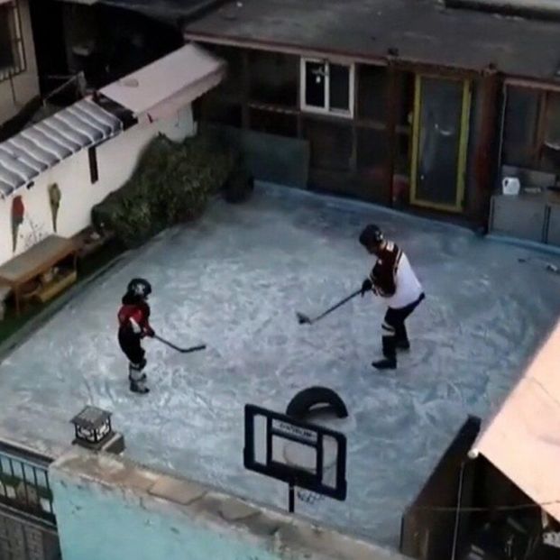 Un hombre de 66 años construye en su terraza una pista de hockey para jugar con su nieto