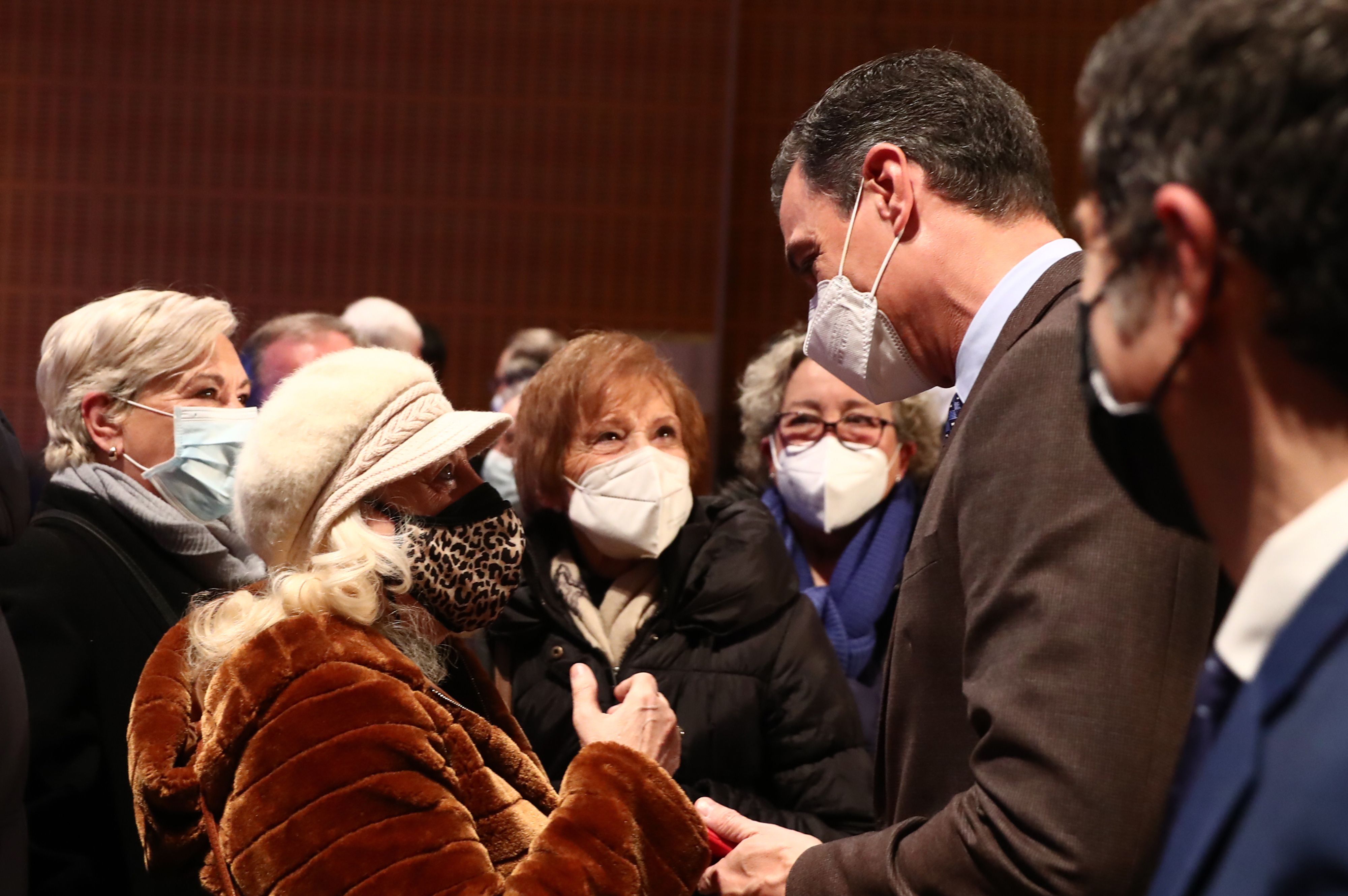 Encuentro de Sánchez con pensionistas: "Habréis visto en vuestras cuentas bancarias la 'paguilla'"