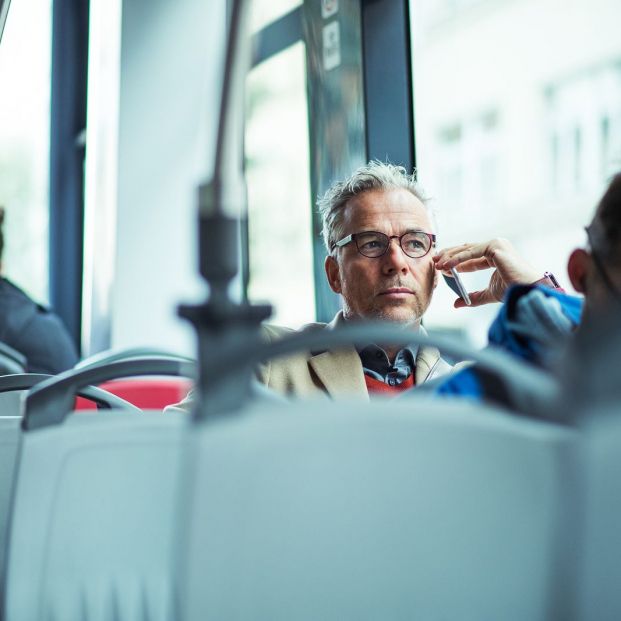 Hombre en el autobús