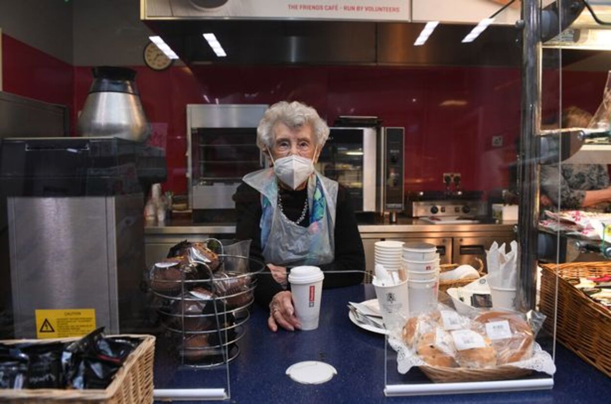 Beryl Carr, la mujer de 100 años que trabaja en una cafetería de Londres: "Es mi salvavidas" Beryl Carr, la mujer de 100 años que trabaja en una cafetería de Londres: "Es mi salvavidas"