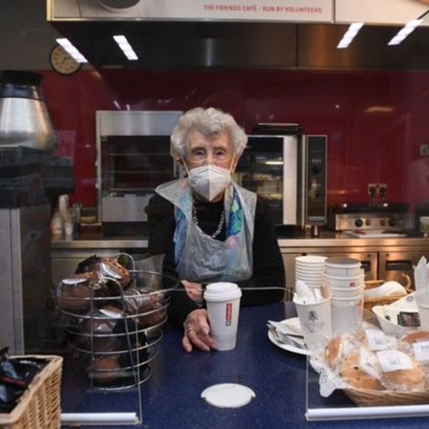Beryl Carr, la mujer de 100 años que trabaja en una cafetería de Londres: "Es mi salvavidas"
