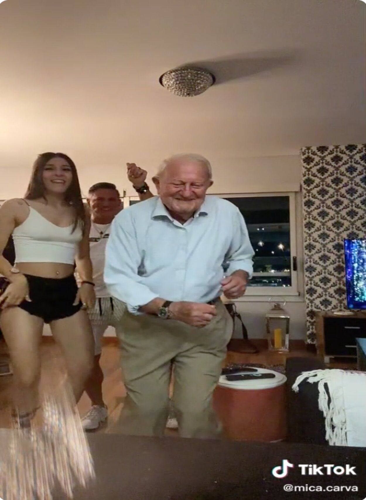 VÍDEO: Una joven le enseña a su abuelo unos pasos de baile y esto es lo que pasa