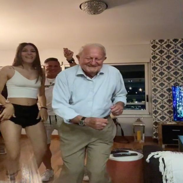 VÍDEO: Una joven le enseña a su abuelo unos pasos de baile y esto es lo que pasa