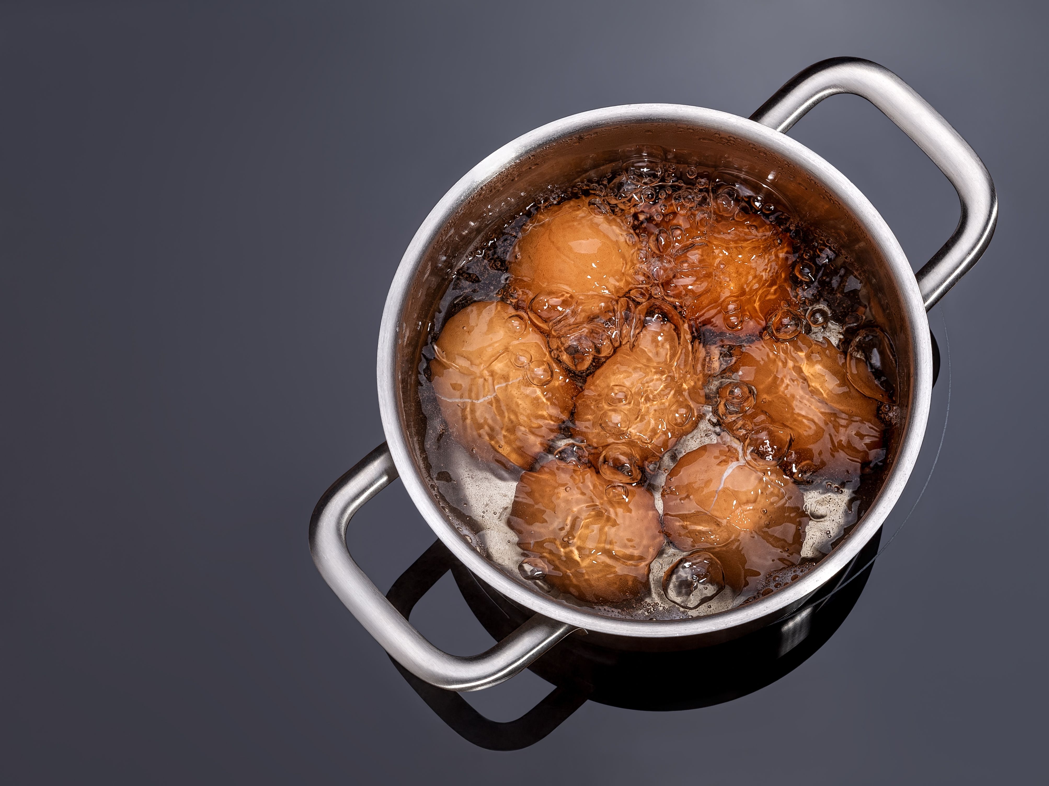 Truco para que la yema del huevo quede en el centro al cocerlo