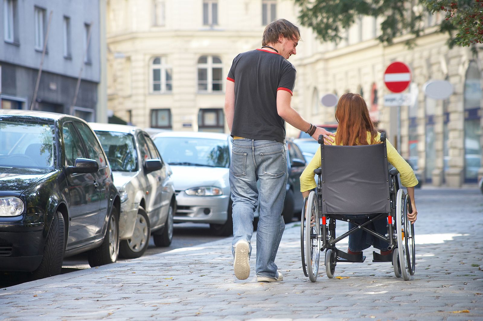 Los parkings, aseos y cajeros de los cascos urbanos siguen sin ser accesibles para todos