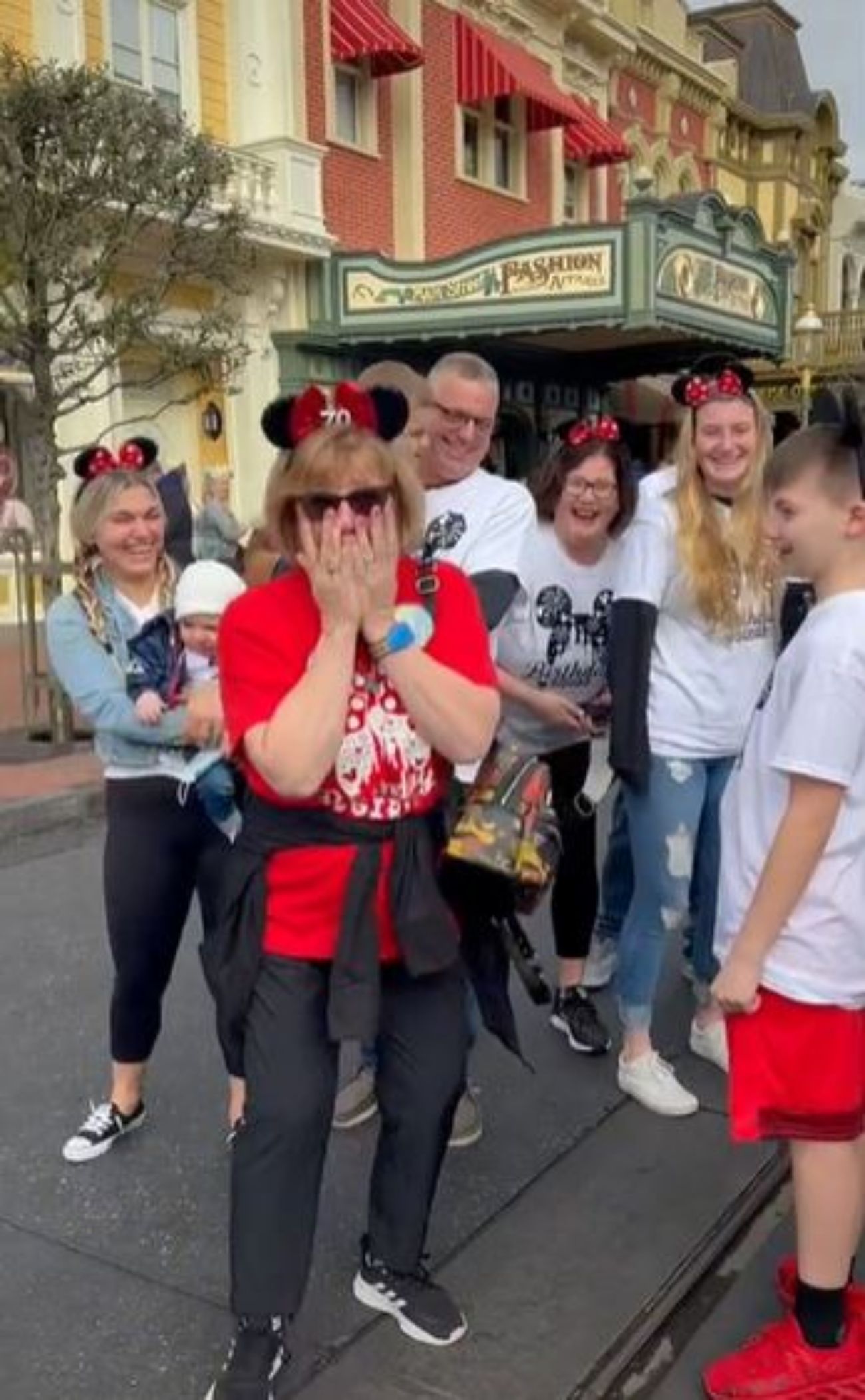 Una familia entera vuela a Disney para darle una sorpresa a su abuela por su 70 cumpleaños
