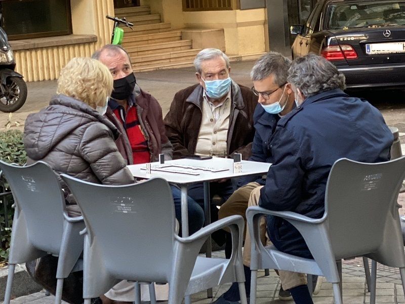 Pensionistas en una terraza