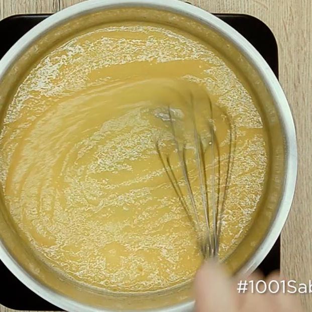 Tortada murciana, receta dulce que lo tiene todo: merengue, crema, yema tostada y cabello de ángel. Foto: Murcia turística
