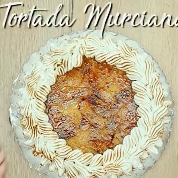 Tortada murciana, receta dulce que lo tiene todo: merengue, crema, yema tostada y cabello de ángel. Foto: Murcia turística
